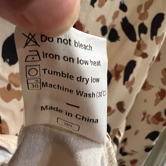 Whimsical Xieerduo Women's Abstract Artsy Short Sleeve Top with Ruching size XL - Picture 7 of 10